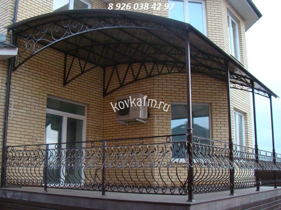 Крыльцо для частного дома с навесом бюджетный вариант