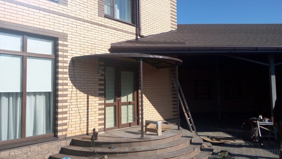 Козырёк над крыльцом