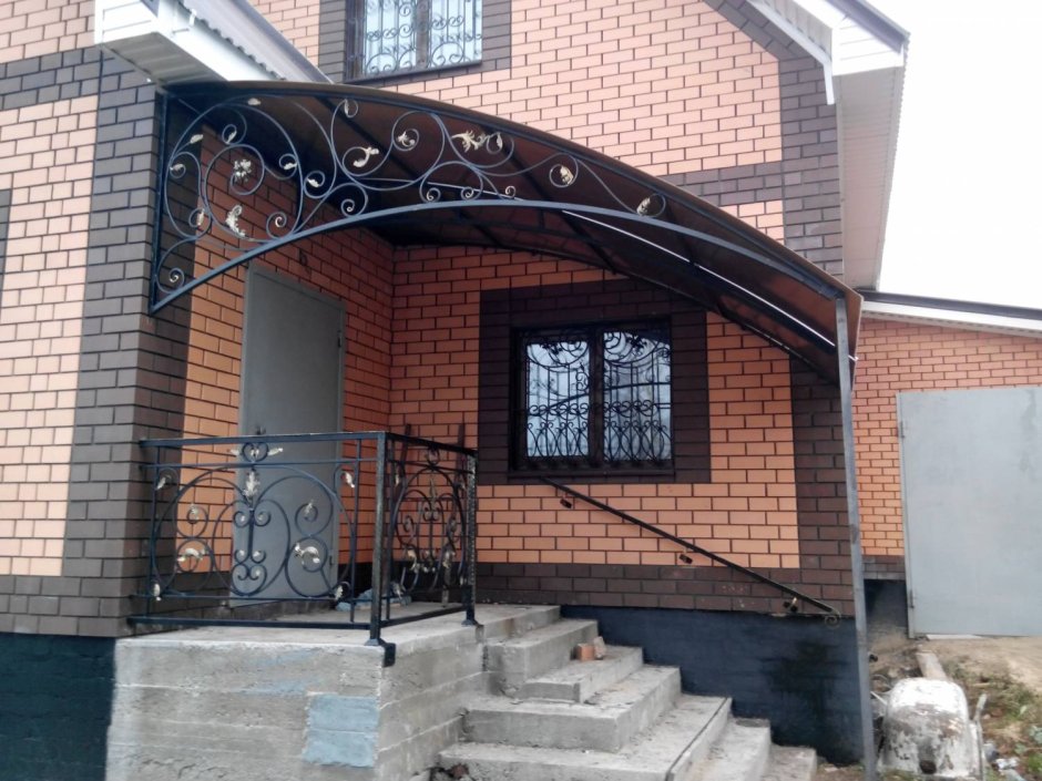 Угловой навес над крыльцом