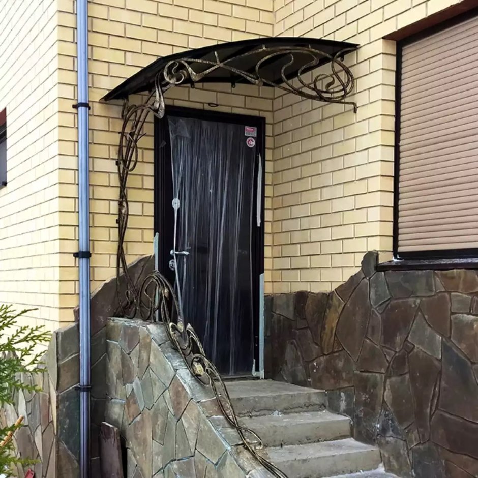 Угловой козырек над крыльцом