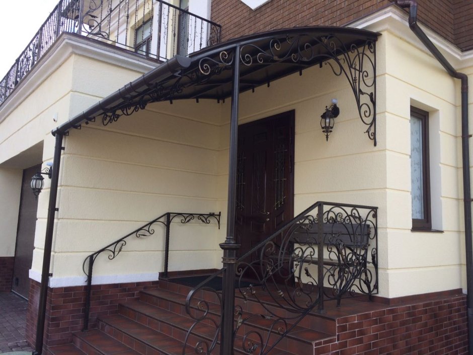 Крыльцо для частного дома с навесом