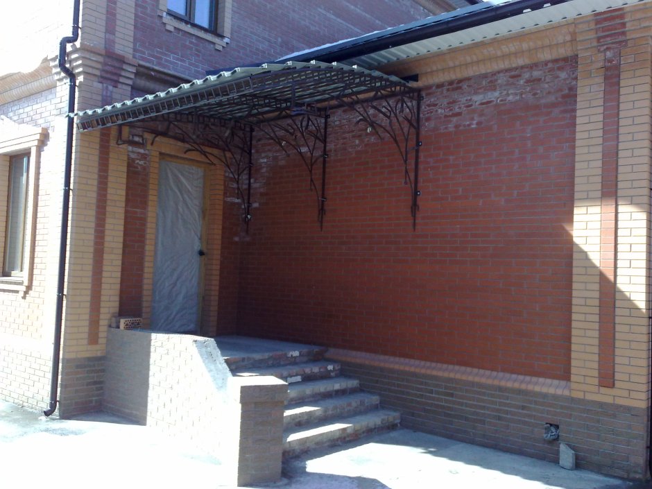 Круглый козырек над крыльцом