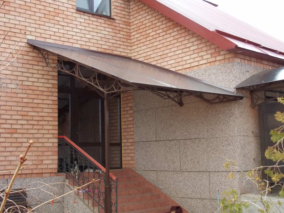 Угловой козырек над крыльцом