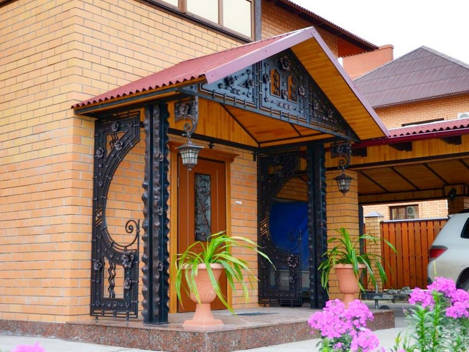 Угловой навес над крыльцом