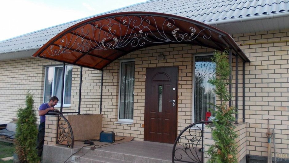 Навес перед крыльцом