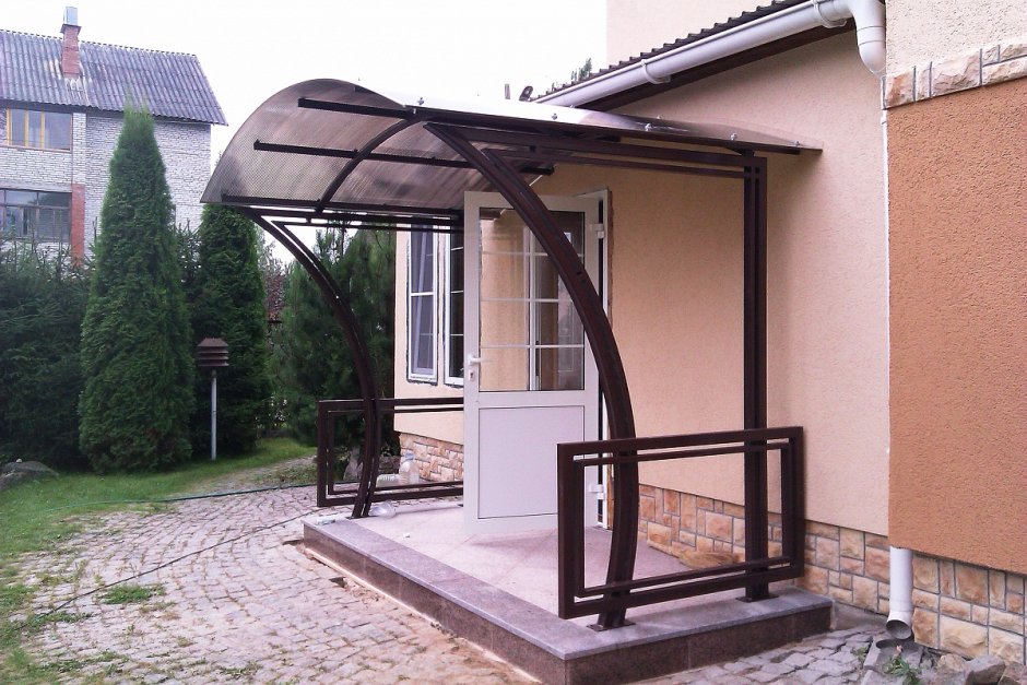 Козырек над крыльцом из дерева и поликарбоната