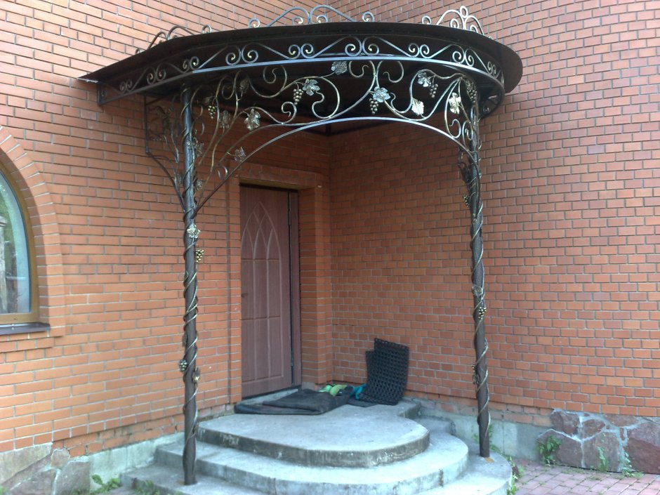 Угловой навес над крыльцом