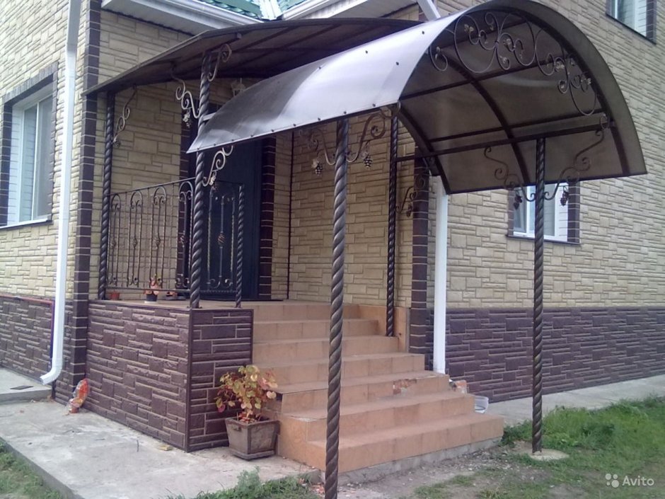 Входная группа в частный дом из металла с навесом