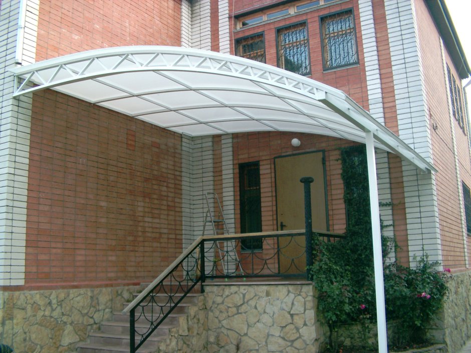 Угловой навес над крыльцом