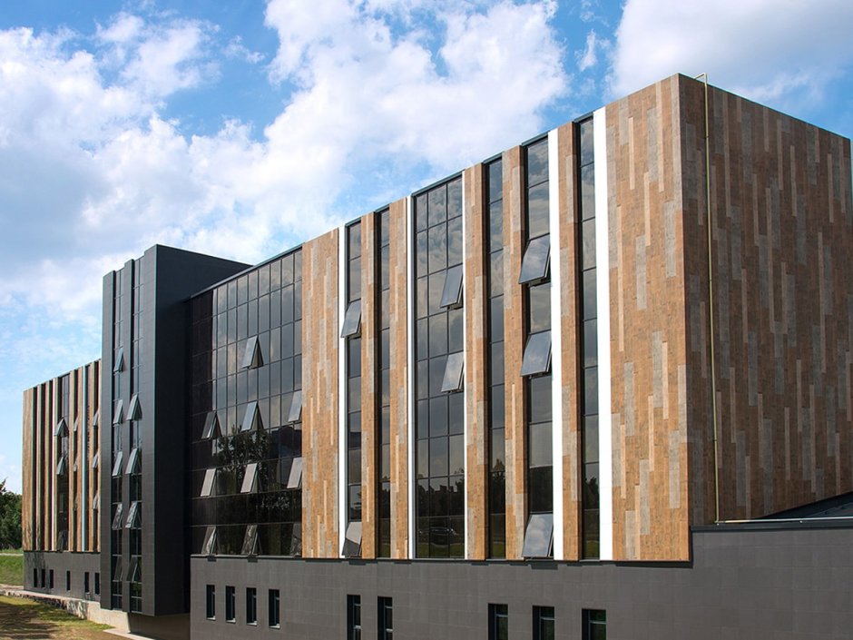 Фасад здания из керамогранита