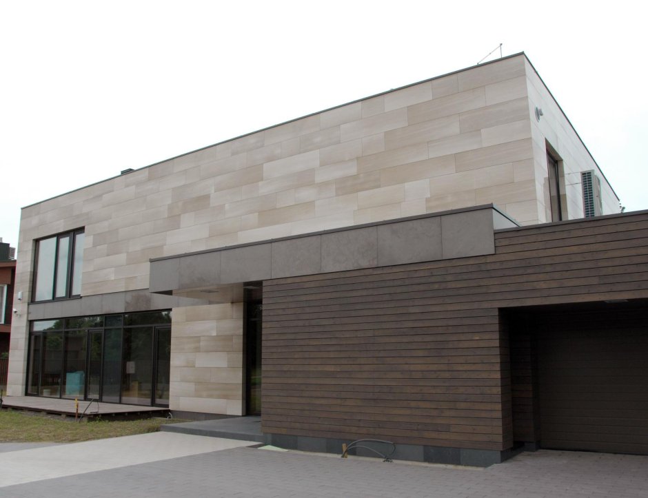 Фасад из керамогранита частный дом