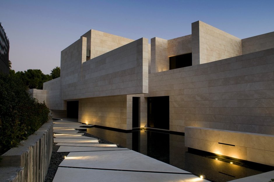 Современная вилла травертин