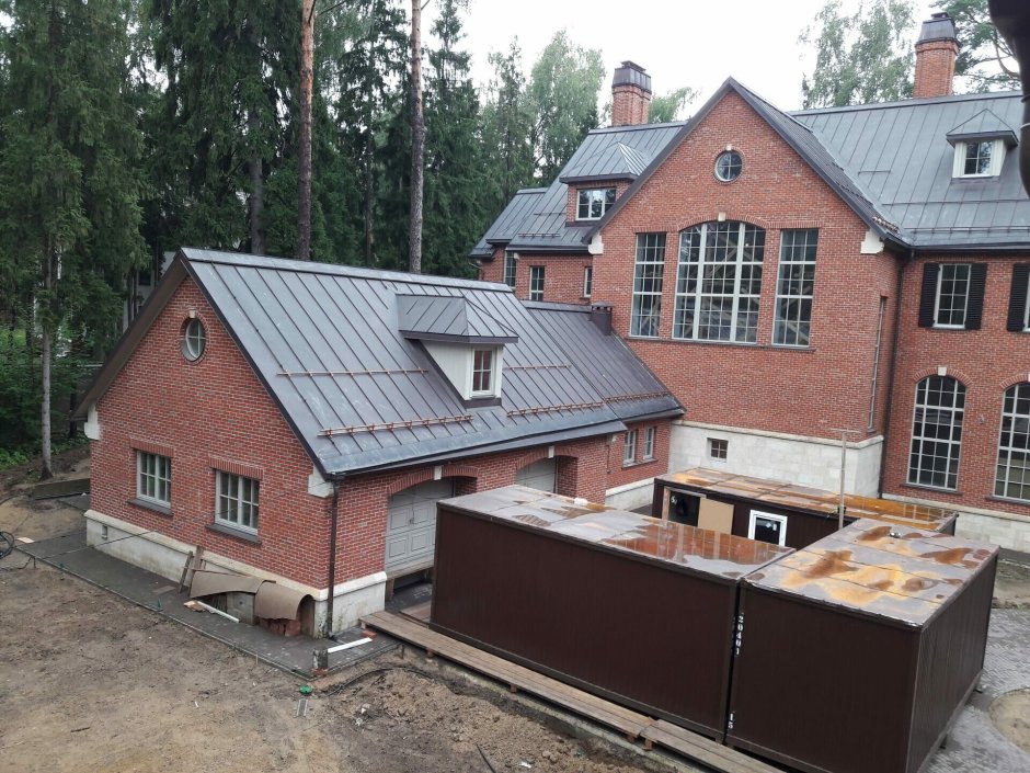 Фальцевая кровля и кирпич