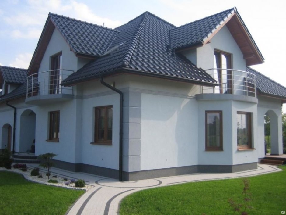 Белый оштукатуренный дом