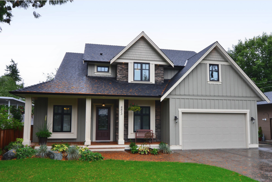 Светлый дом с серой крышей