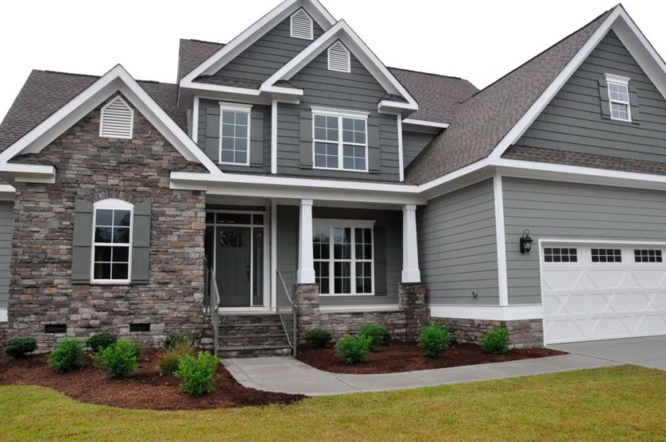 Дом серый с белым