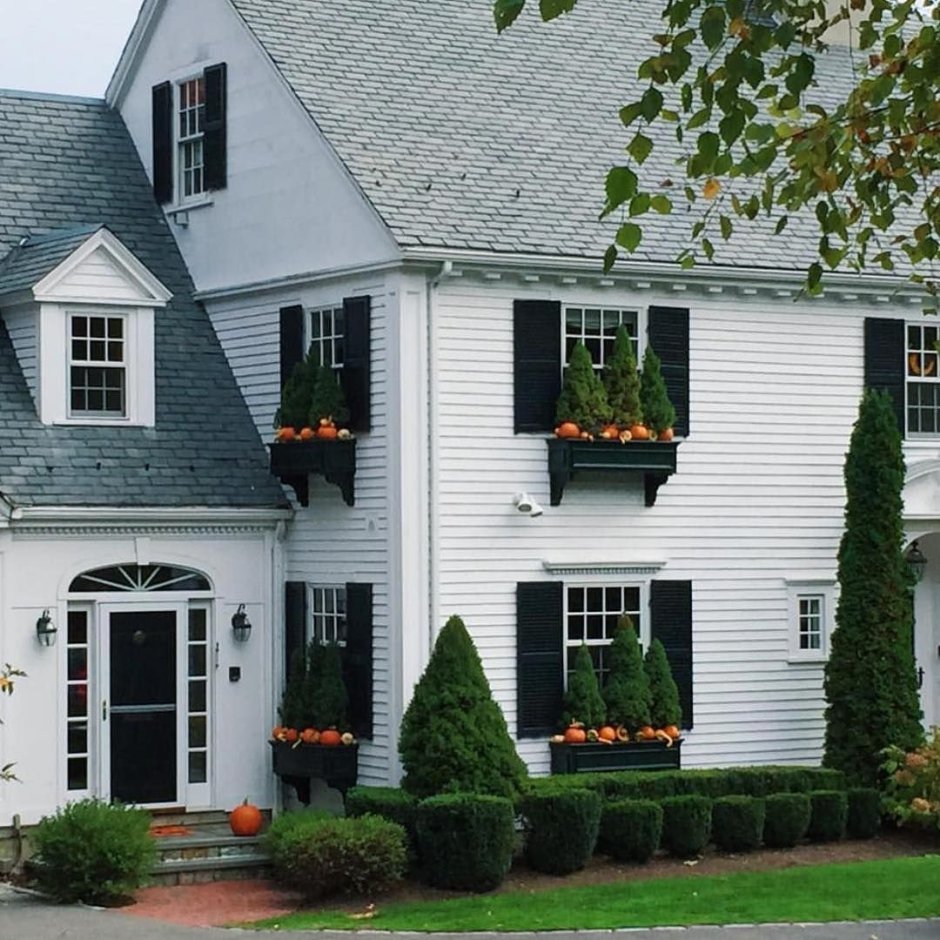 Дом с белым сайдингом