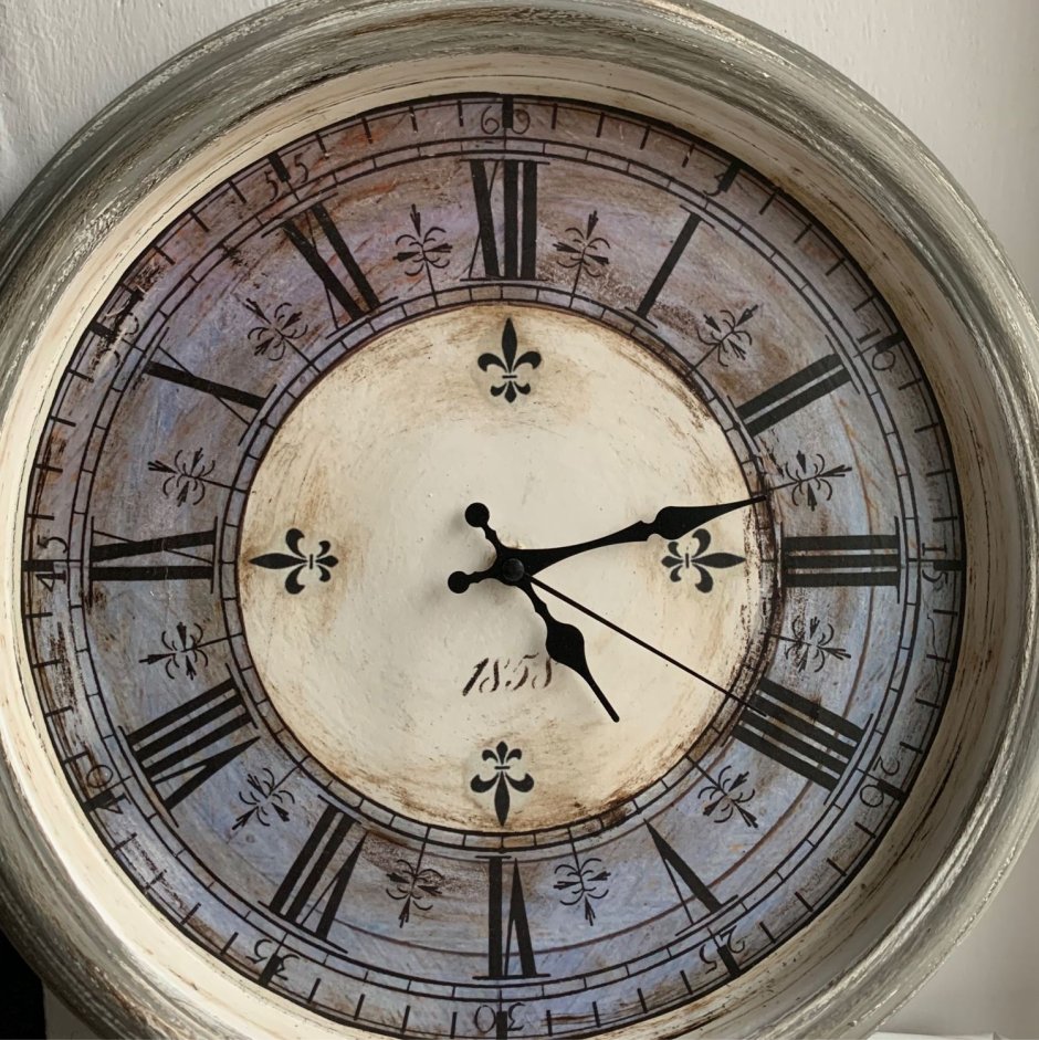 Необычные настенные часы из дерева