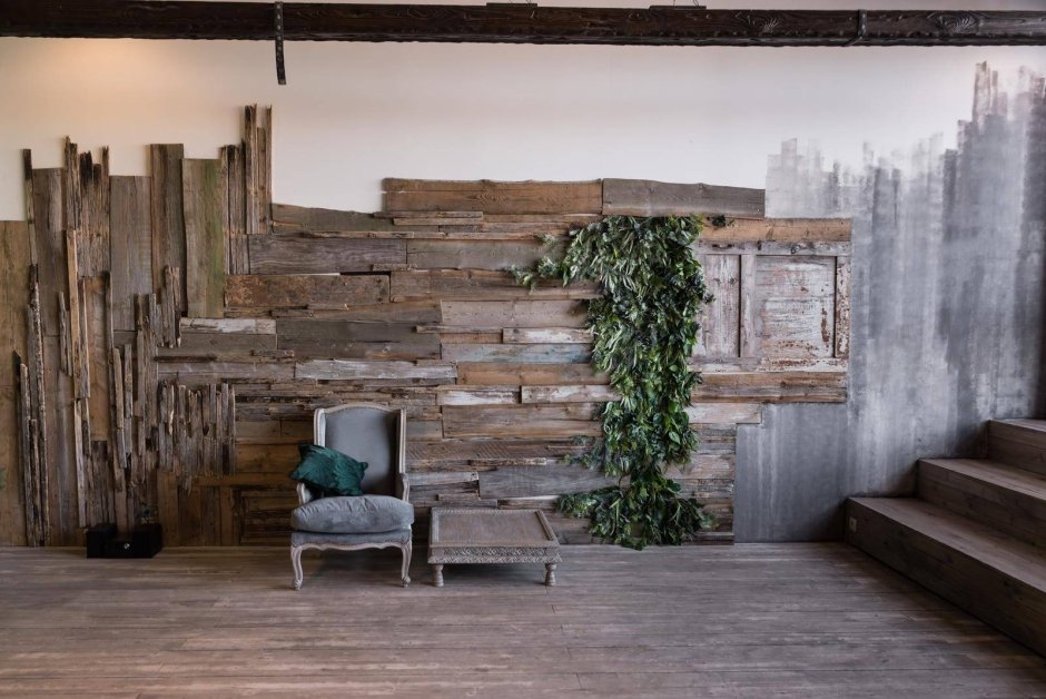 Доски на стене в интерьере