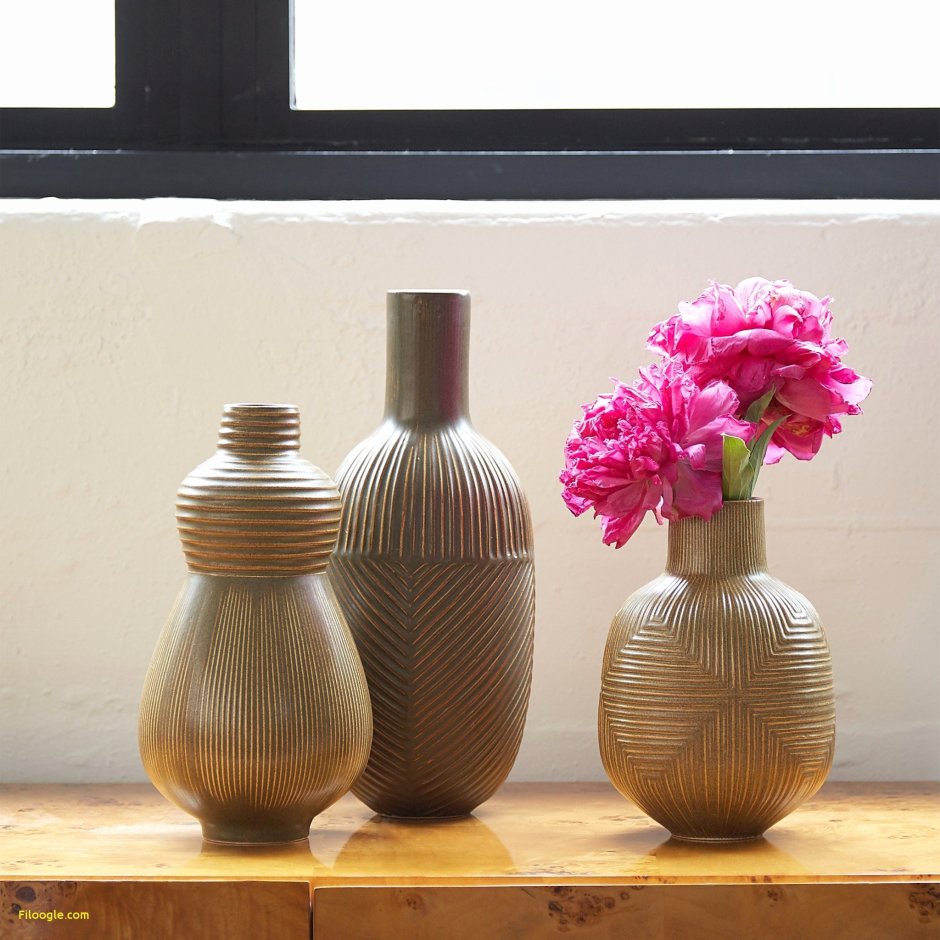 Вазы на полках в интерьере