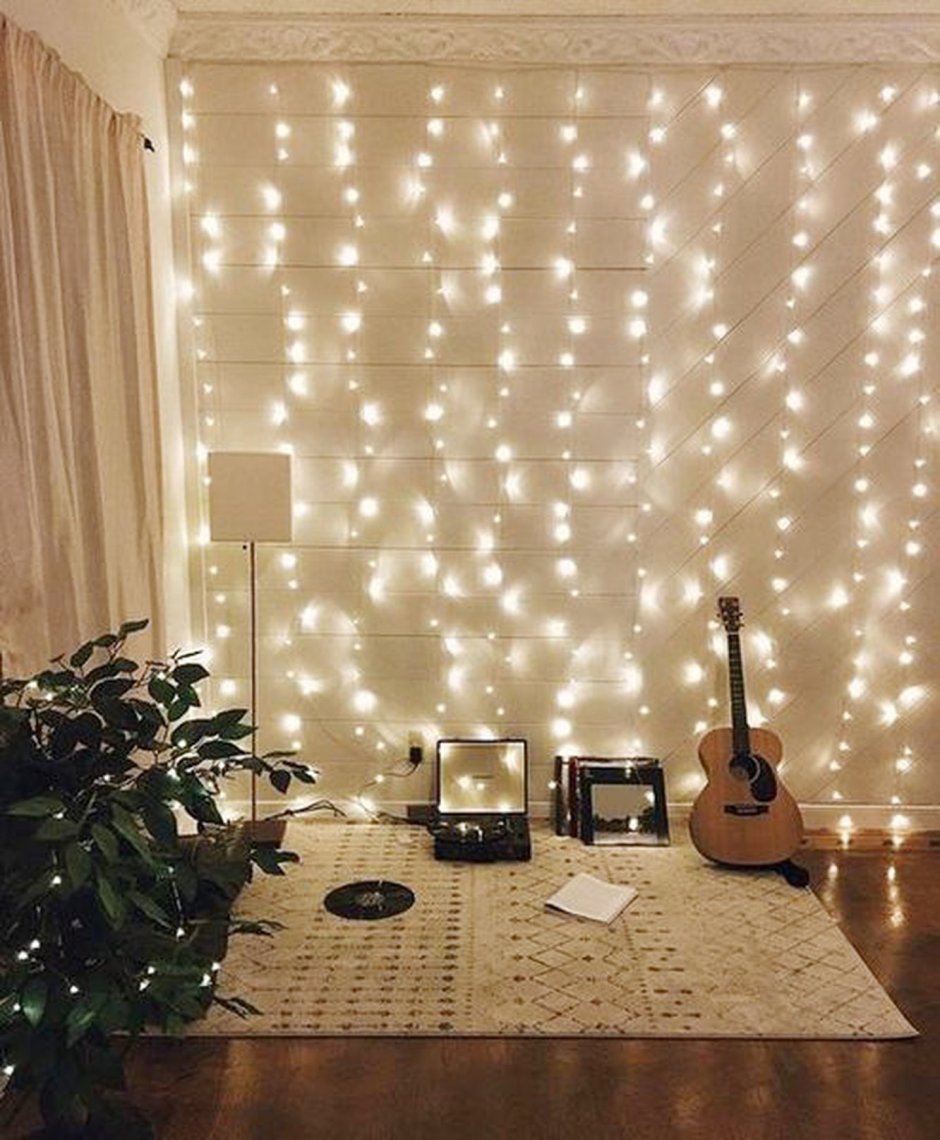 Комната с гирляндой на окне