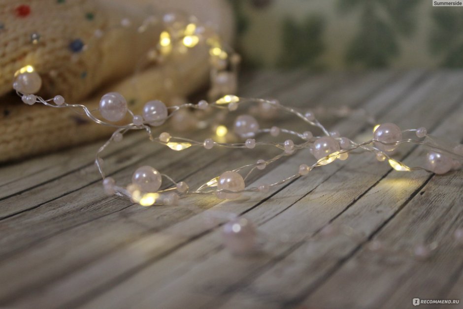 Гирлянды в интерьере гостиной