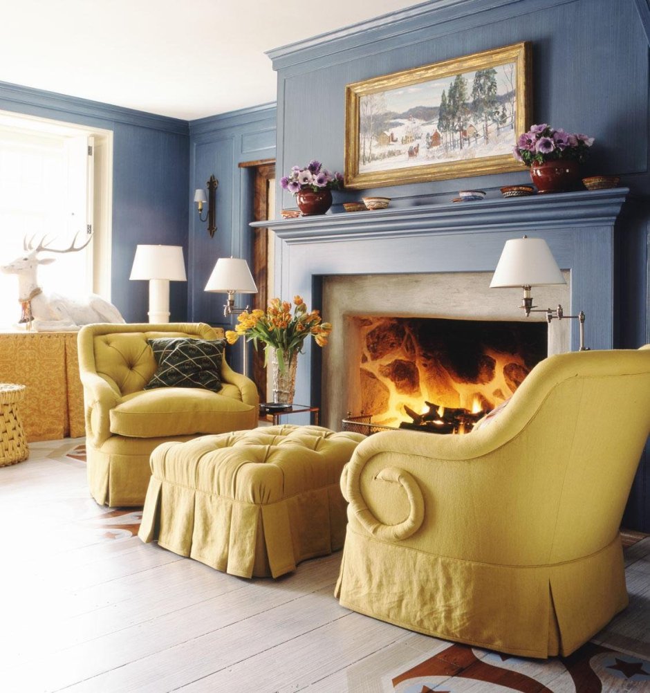 Камин с креслами в интерьере