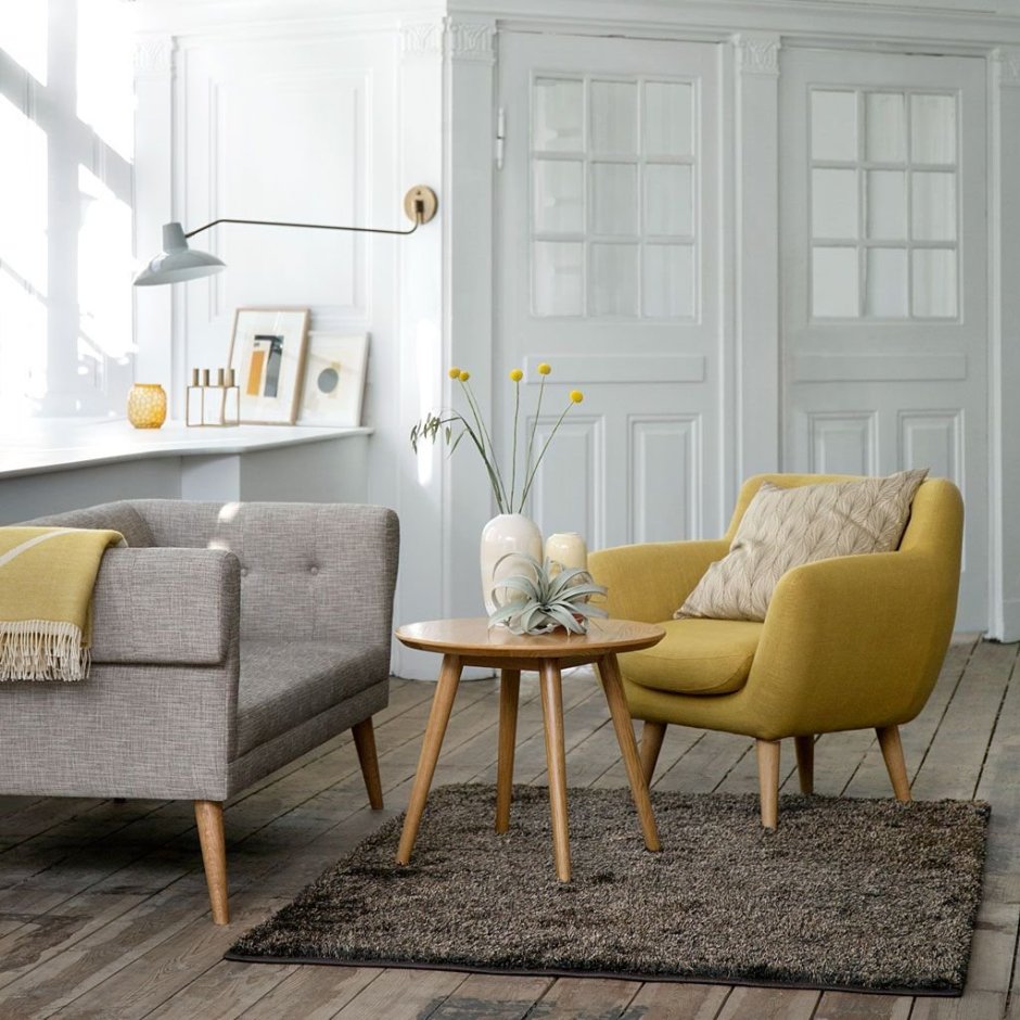 Диван цвета охра в интерьере