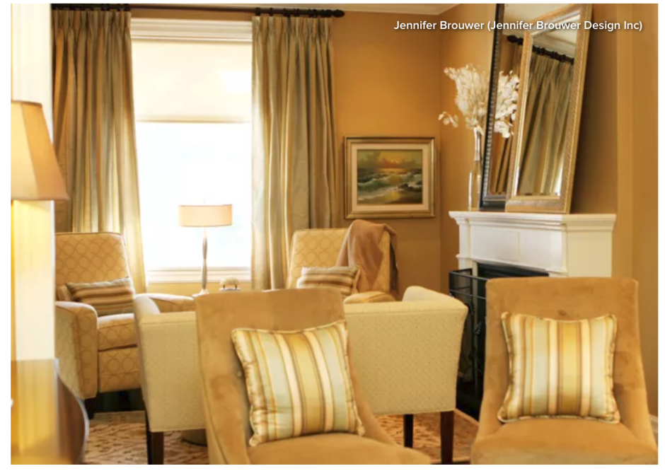 Шторы цвета охры в интерьере