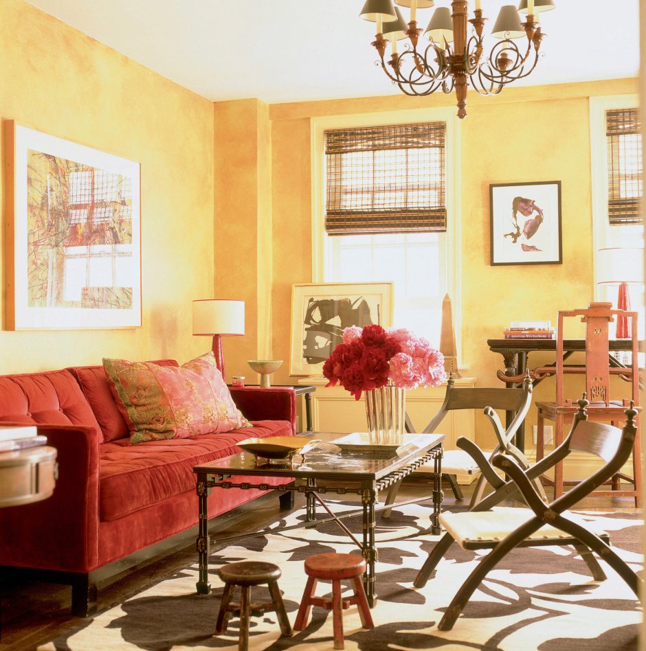 Бордовый с желтым в интерьере