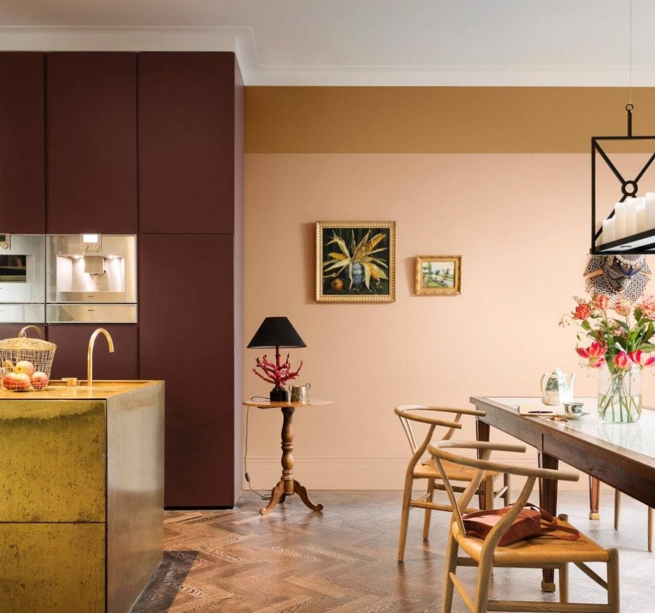 Кухня цвета охры в интерьере