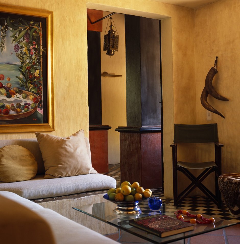 Стены цвета охры в интерьере