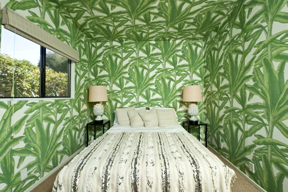 Спальня с пальмовыми листьями