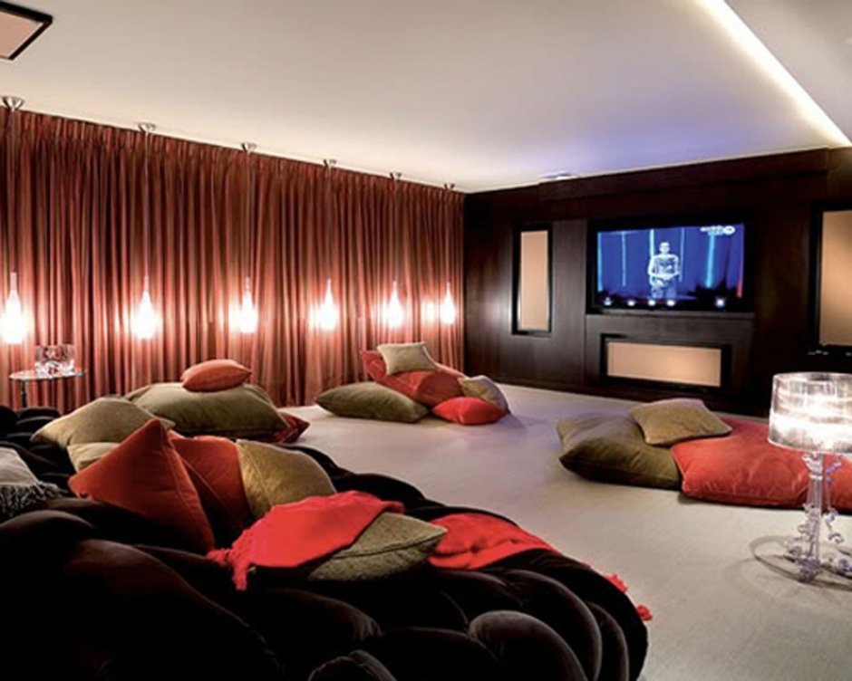 Домашний кинотеатр с большим диваном