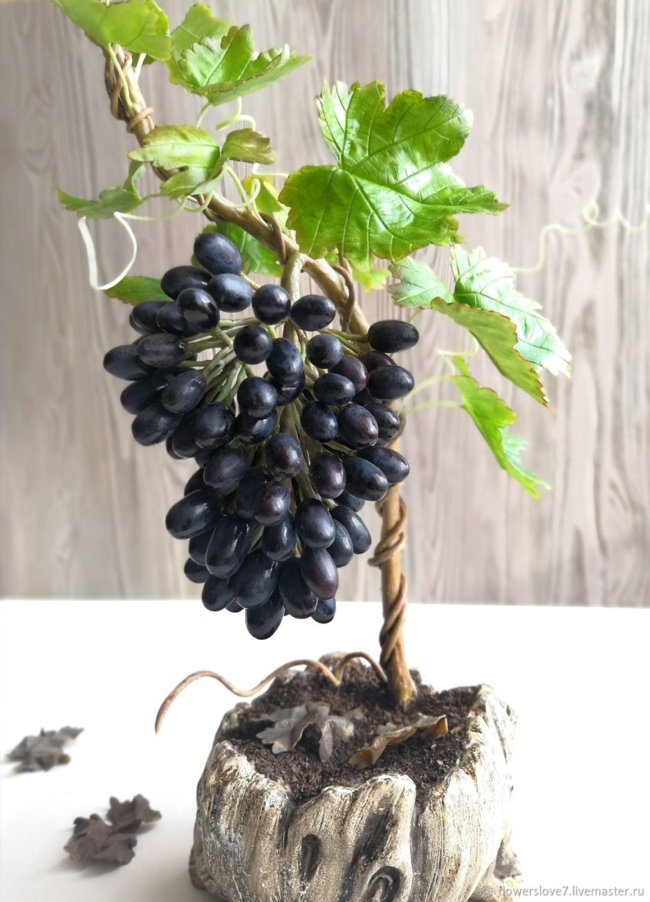 Виноград в вазе