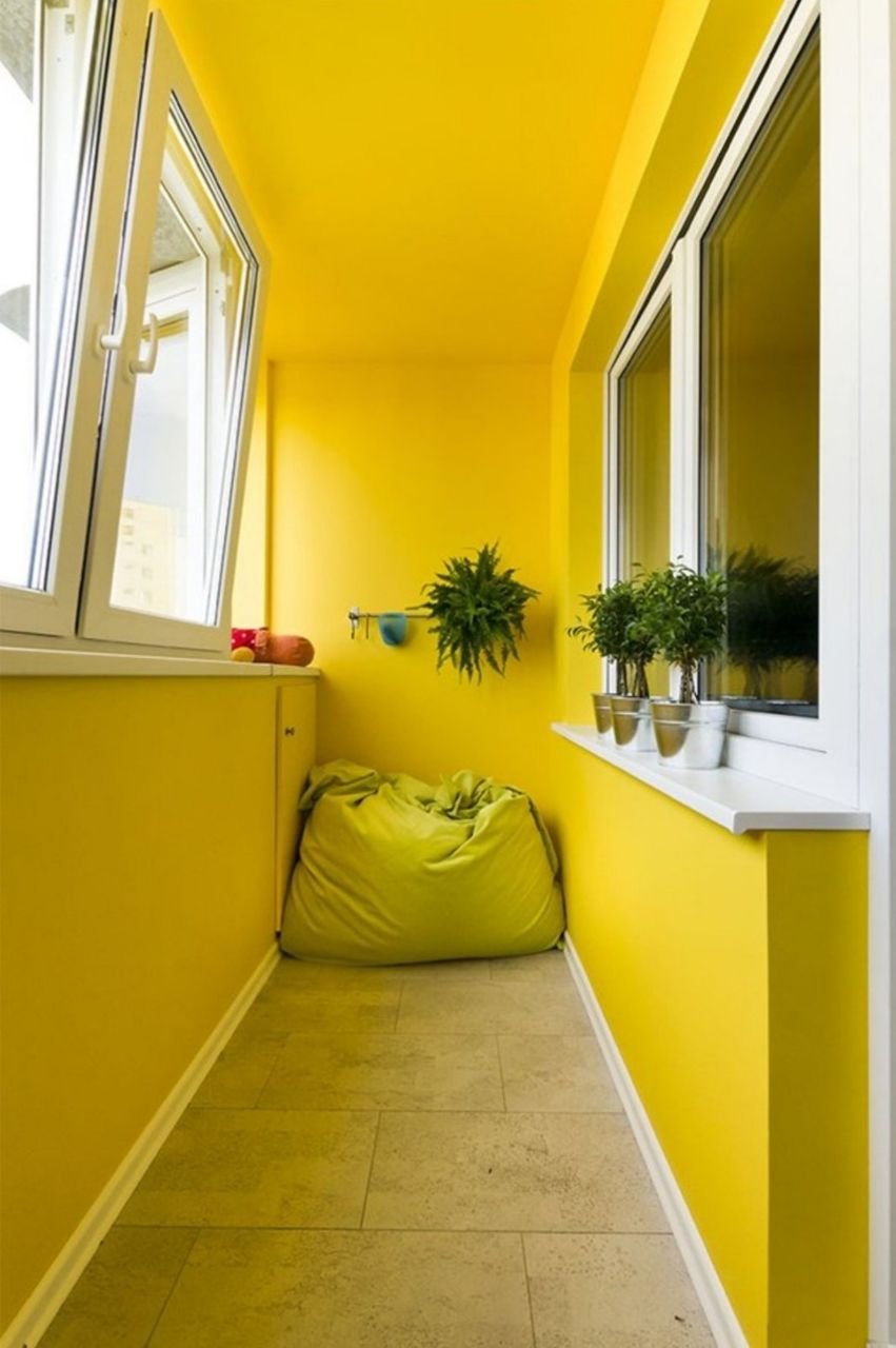 Балкон в желтом цвете