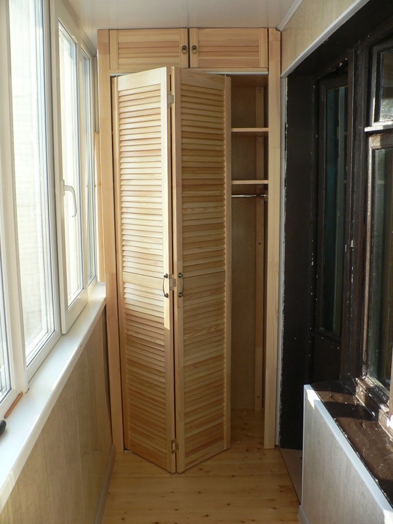 Шкаф с жалюзийными дверцами гармошками