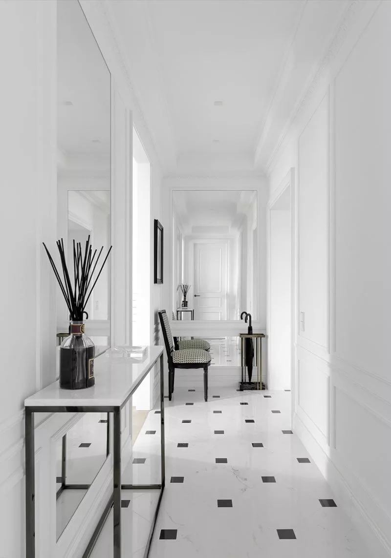 Ванная комната с белым мраморным полом