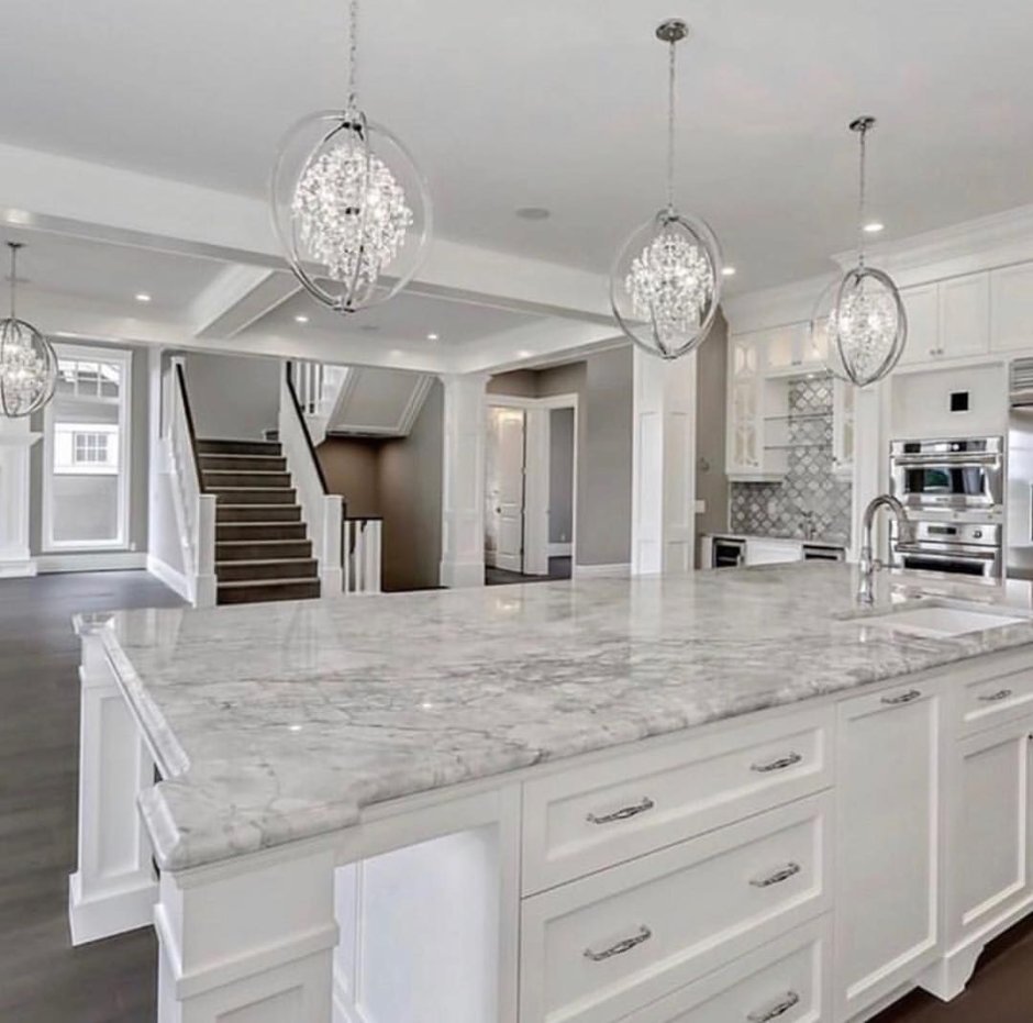 Белый мраморный пол