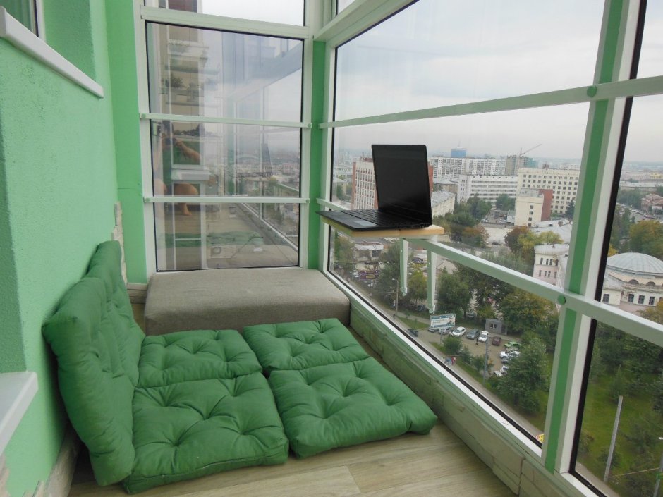 Панорамный балкон с кроватью