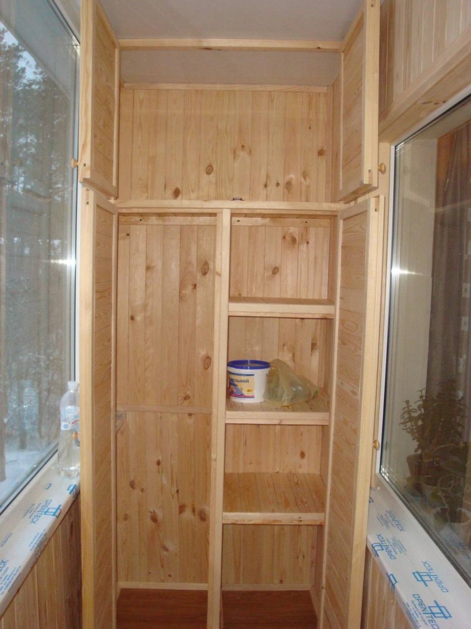 Деревянный шкаф на балкон