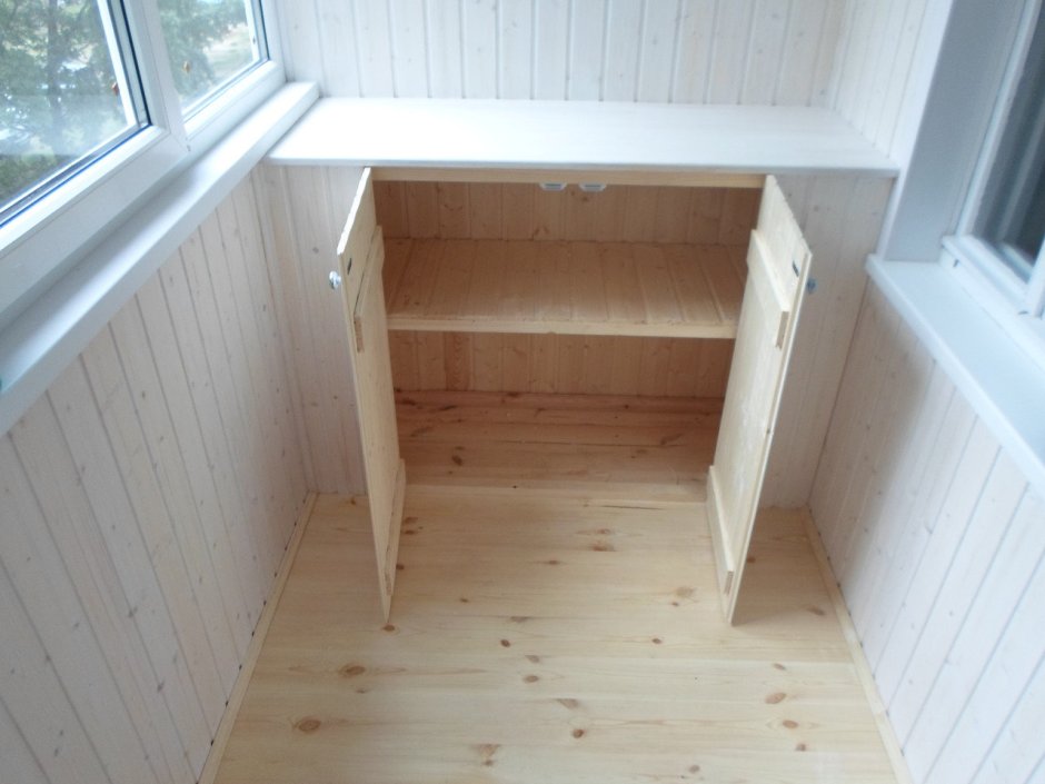 Шкаф на балконе из вагонки