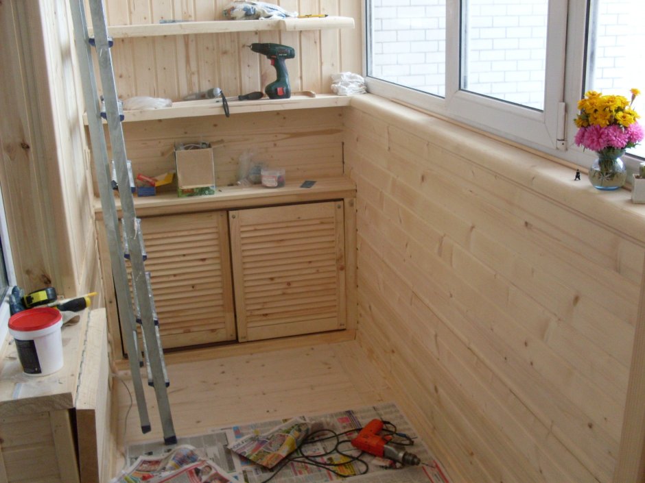 Балкон вагонкой со столиком