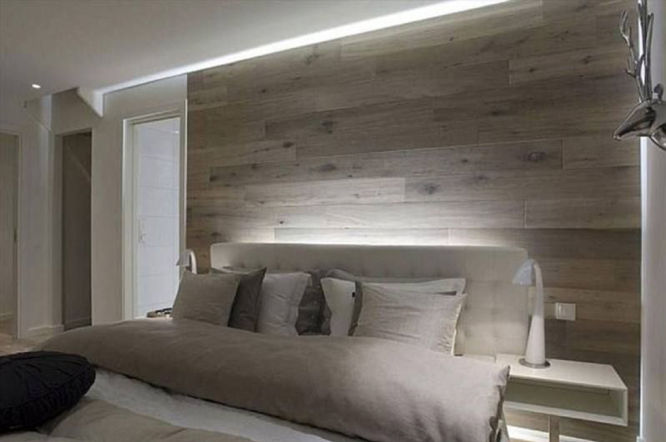 Ламинат на стене в спальне