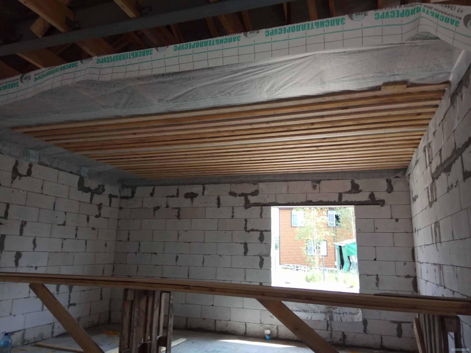 Обшивка чернового потолка