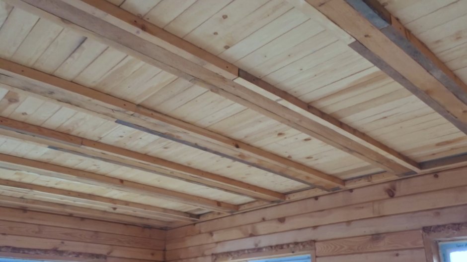Подшивка чернового потолка по балкам перекрытия