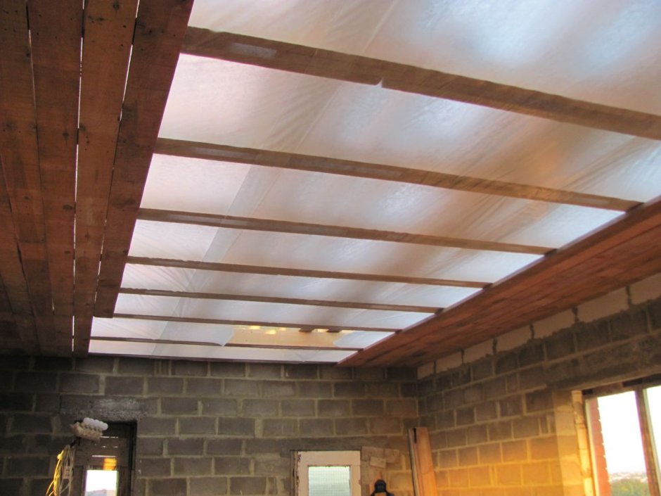 Обшивка чернового потолка