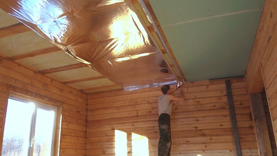 Зашивка потолка в деревянном доме