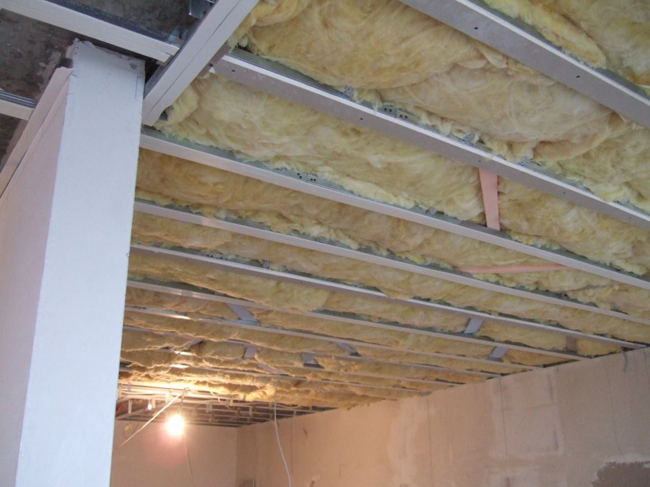 Подшивка потолка в каркасном доме