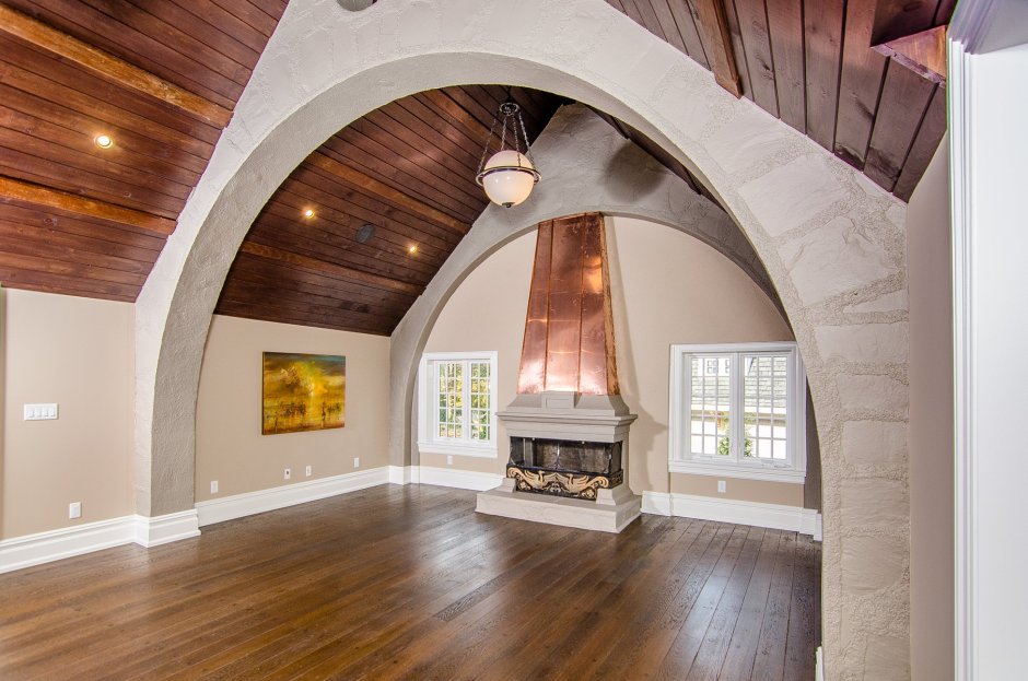 Сводчатый деревянный потолок